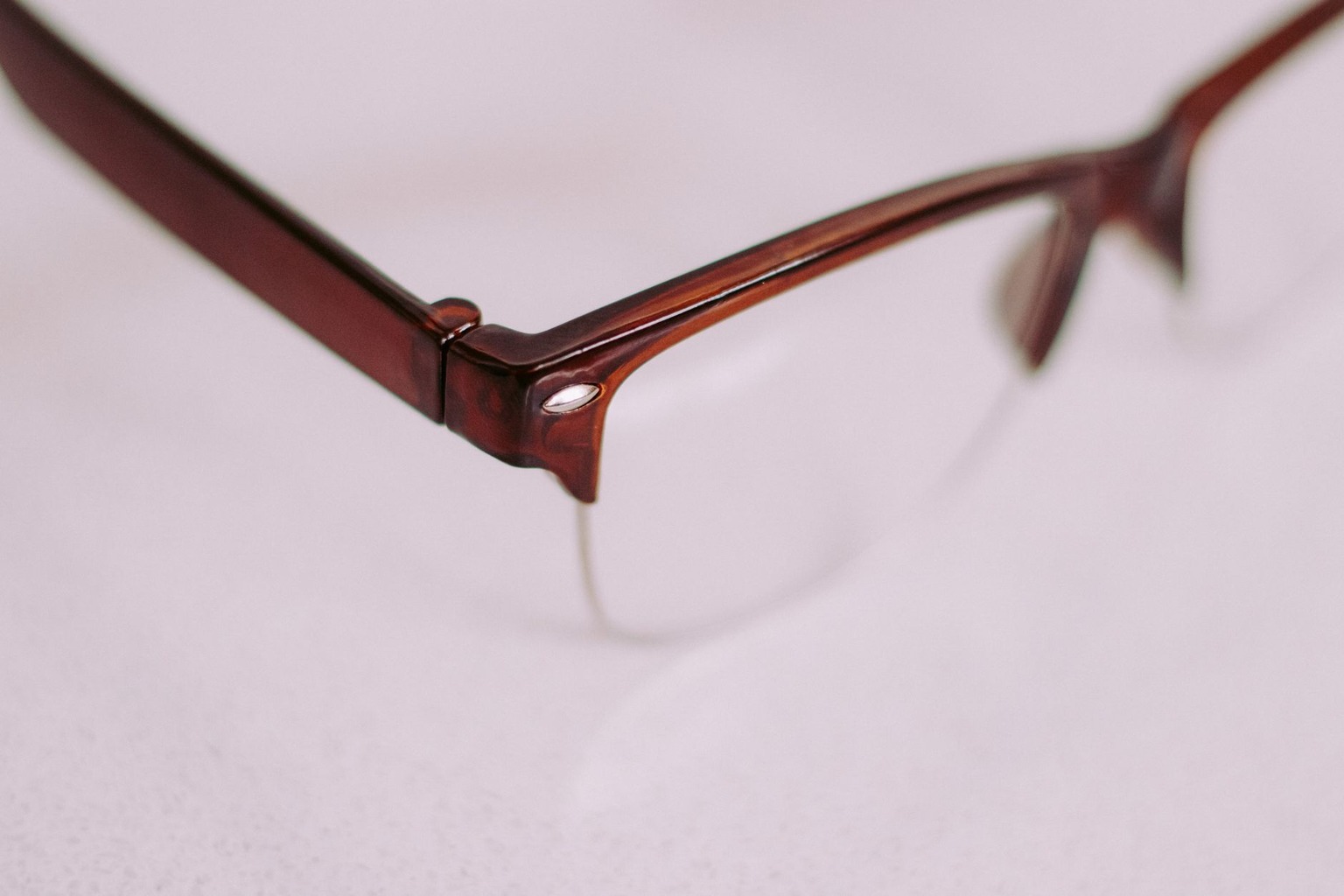 Marcas de óculos e acessórios — Integração com o guarda-roupa e estilo pessoal